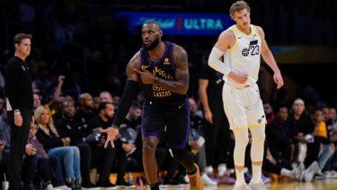 LeBron James, alero de los Lakers de Los Ángeles, festeja luego de atinar un triple en el encuentro del martes 21 de noviembre de 2023, ante el Jazz de Utah.