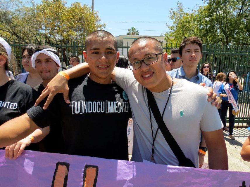 Jorge Tume (Der.) con su hermano, ambos estudiantes indocumentados, en una manifestación (Cortesía)