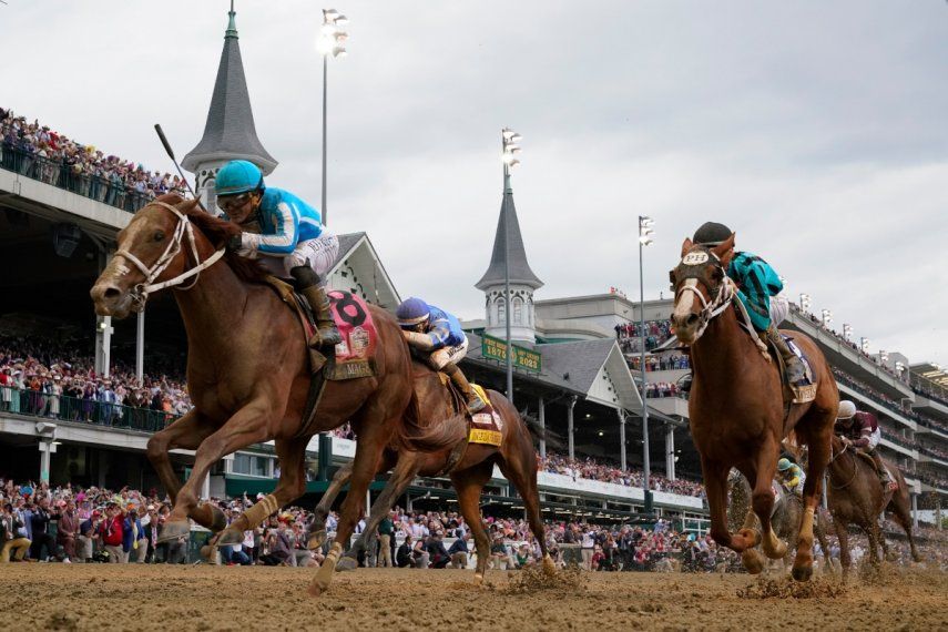 Mage (8), montado por el venezolano Javier Castellano, gana la 149na edición del Derby de Kentucky, el sábado 6 de mayo de 2023, en Louisville&nbsp;