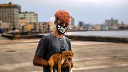 Poo Alejandro Padrun, 15 a&ntilde;os, usa una mascarilla como protecci&oacute;n contra el nuevo coronavirus mientras posa con su perro en el Malec&oacute;n de La Habana, Cuba, el mi&eacute;rcoles 22 de julio de 2020