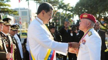 En el grupo de funcionarios sancionados y condecorados por Nicolás Maduro este 9 de diciembre hay civiles y militares