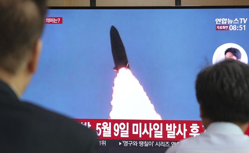 Varias personas observan el disparo de un misil de Corea del Norte transmitido por un programa noticioso en una pantalla instalada en la Estación Ferroviaria de Seúl, Corea del Sur, el jueves 25 de julio de 2019. 