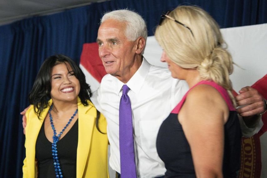 El candidato demócrata Charlie&nbsp;Crist,&nbsp;y la presidenta del sindicato de&nbsp;maestros del condado Miami-Dade, Karla Hernández, vestida de amarillo.