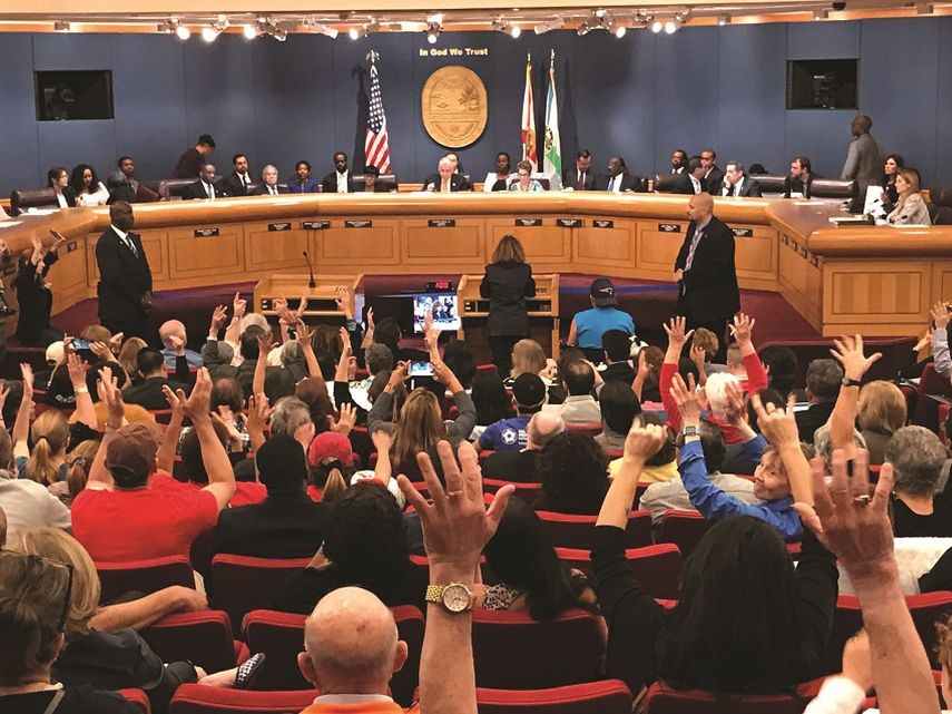 Ya son dos las demandas contra la decisión del alcalde Carlos Giménez.