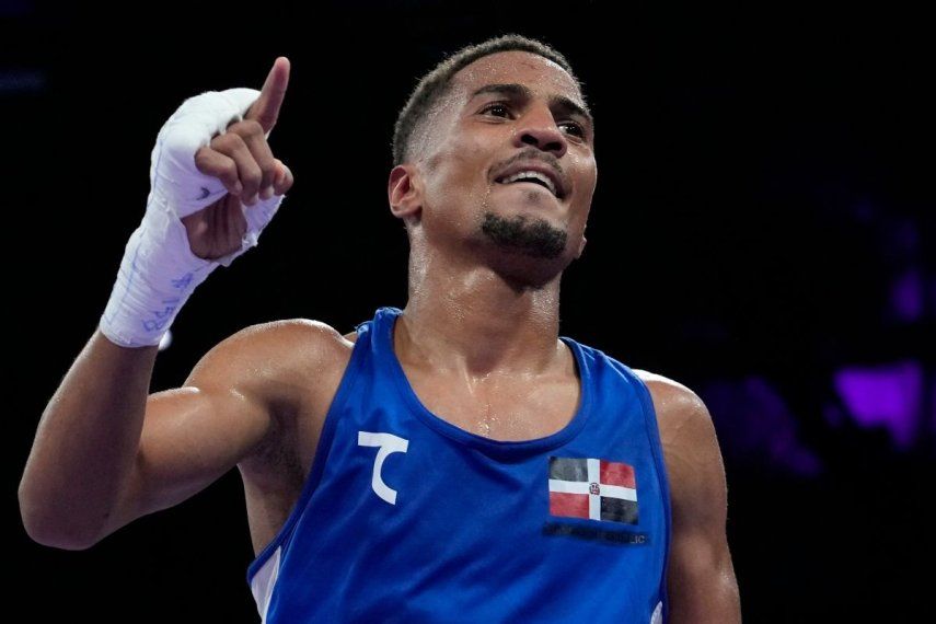 El dominicano Yunior Alcántara celebra su triunfo sobre el español Rafael Lozano en su combate de cuartos de final en la categoría de peso mosca de los Juegos Olímpicos, el viernes 2 de agosto de 2024, en Villepinte, Francia.