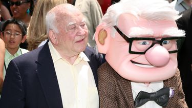 En esta foto de archivo, el actor Ed Asner y el personaje de Carl Fredricksen llegan al estreno de Up de Disney Pixar en el Teatro El Capitán de Hollywood el 16 de mayo de 2009.
