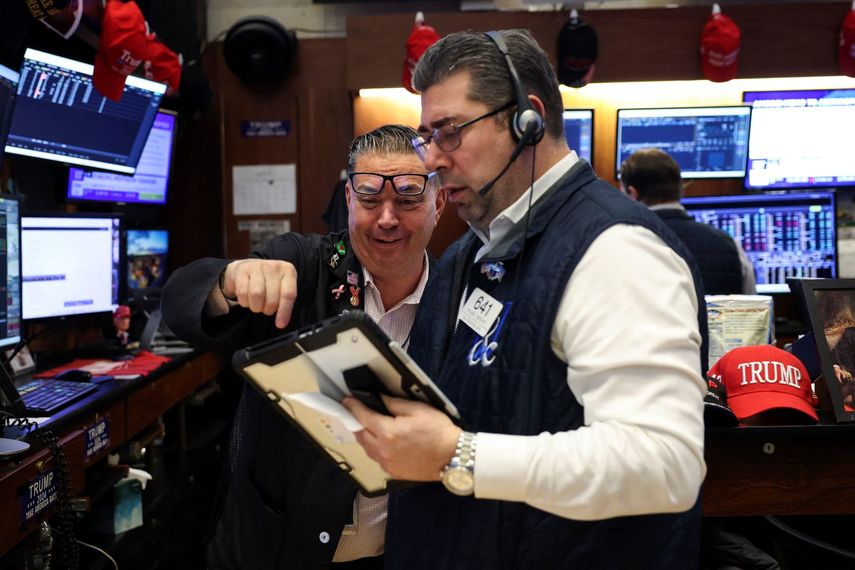 Agentes de la Bolsa de Nueva York dialogan sobre resultados del día.