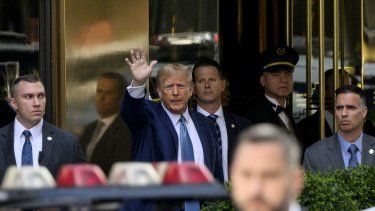 El expresidente Donald Trump saluda a sus partidarios a la salida de la Torre Trump, en Nueva York, el 13 de abril de 2023.&nbsp;