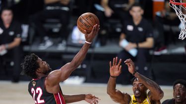 Jimmy Butler del Heat de Miami va hacia la canasta mientras lo defiende Dwight Howard de los Lakers de Los Ángeles el 30 de septiembre del 2020