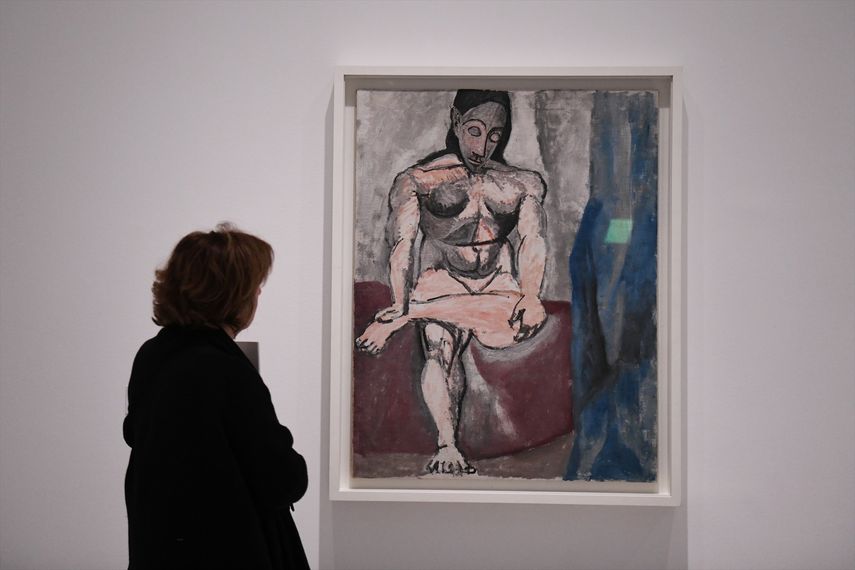Una mujer observa una de las obras de la muestra Picasso 1906. La gran transformación en el Museo Reina Sofía el 13 de noviembre de 2023, en Madrid (España).