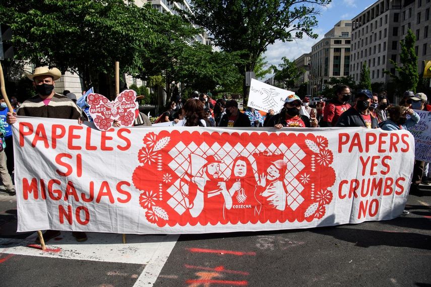 Activistas proinmigrantes protestan en las cercanías de la Casa Blanca contra el presidente Joe Biden.