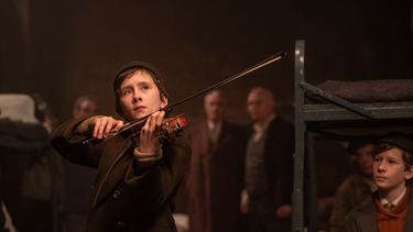 The song of names cuenta como mientras en Europa estalla la Segunda Guerra Mundial, Martin, un ni&ntilde;o de nueve a&ntilde;os, se encari&ntilde;a de su hermano reci&eacute;n adoptado, Dovidl, un prodigio del viol&iacute;n de su misma edad que acaba de llegar a Londres como refugiado jud&iacute;o de origen polaco.