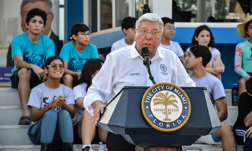 El comsionado Manolo Reyes anuncia la reapertura del Parque Shenandoah, en Miami.