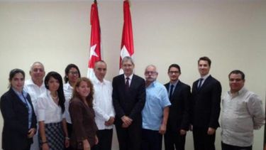 El embajador suizo Urs von Arb con ambas delegaciones