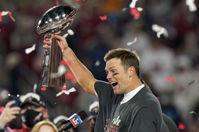 El mariscal de campo de los Tampa Bay Buccaneers, Tom Brady, celebra con el Trofeo Vince Lombardi después del partido de fútbol americano del Super Bowl 55 de la NFL contra los Kansas City Chiefs el domingo 7 de febrero de 2021 en Tampa, Florida. Los Buccaneers derrotaron a los Chiefs 31-9 para ganar el Super Cuenco. 