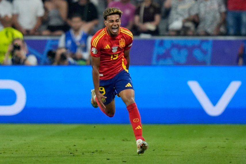 El español Lamine Yamal festeja tras anotar el primer tanto ante Francia en la semifinal de la Eurocopa, el martes 9 de julio de 2024, en Múnich.