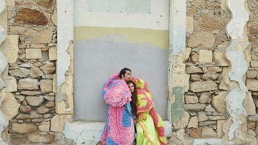 La portada del &aacute;lbum Regresa de Buscabulla. El d&uacute;o puertorrique&ntilde;o presenta M&iacute;o, el m&aacute;s reciente sencillo de su disco de m&uacute;sica electrocaribe&ntilde;a.&nbsp;