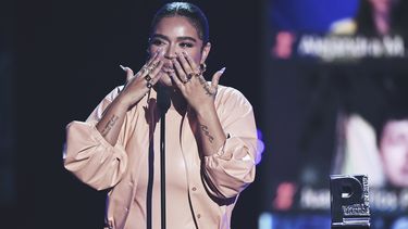 Karol G recibe el premio a la canción más pegajosa por Tusa en Premios Juventud 2020.