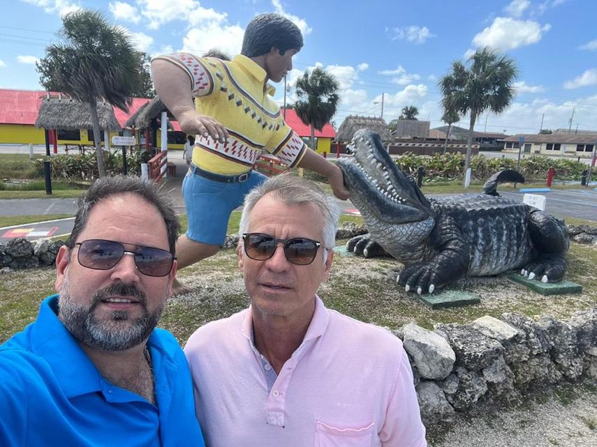 El alcalde Henry Cobos y el embajador Luis Suárez.