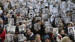 En Argentina, el atentado contra la sede de la Asociación de Mutuales Israelitas Argentinas (AMIA) por Irán moviliza en cada aniversario miles de personas, como esta en el barrio porteño de Once&nbsp;&nbsp;