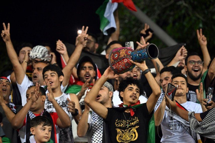 Los aficionados posan para las fotos mientras esperan el inicio de un partido de clasificación para la Copa del Mundo entre la selección palestina de fútbol y Jordania en el estadio Cheras en Kuala Lumpur, Malasia, el martes 10 de septiembre de 2024.