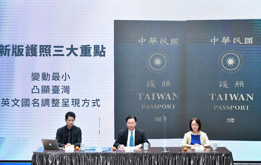 Funcionarios taiwaneses exhiben el nuevo pasaporte de Taiw&aacute;n en Taip&eacute;i, el 2 de septiembre del 2020.&nbsp;