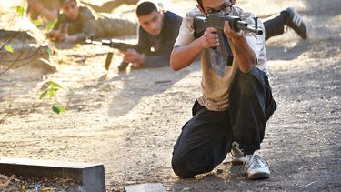 Voluntarios armenios practican antes de salir al frente de batalla.