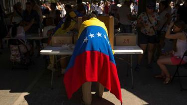 Venezolano participa en la elección. 