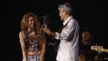 La cantante colombiana Shakira (i) y el brasileño Caetano Veloso cantan durante un ensayo previo al concierto del 2 de mayo, este viernes en Río de Janeiro