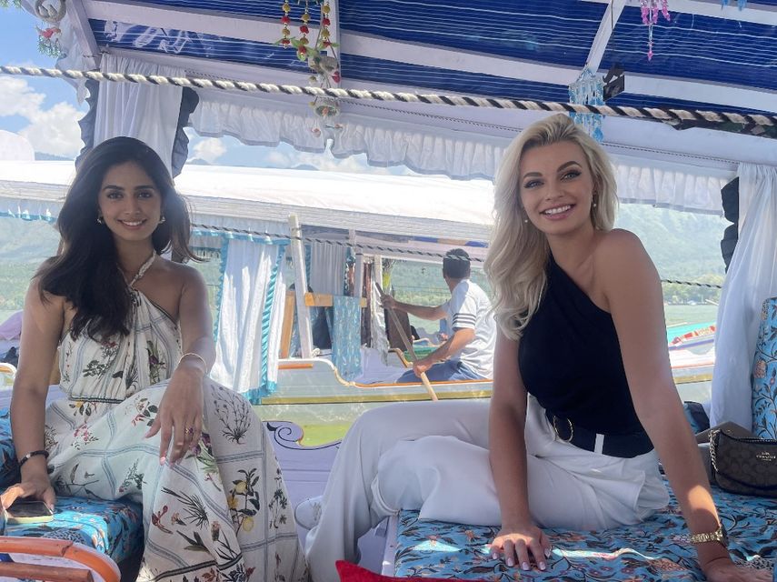 En esta fotografía, tomada y publicada por el Departamento de Turismo de Jammu y Cachemira el 29 de agosto de 2023, Miss Mundo 2022, Karolina Bielawska, y Miss India World 2022, Sini Shetty, viajan en bote en el lago Dal en Srinagar, la capital de verano de Jammu y Cachemira. &nbsp;