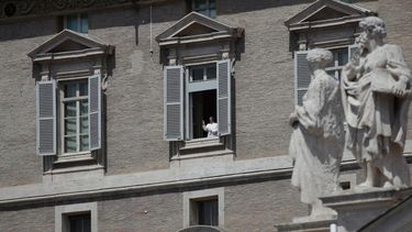 El papa Francisco se asoma desde la ventana de su estudio en el Vaticano, el domingo 3 de mayo de 2020.