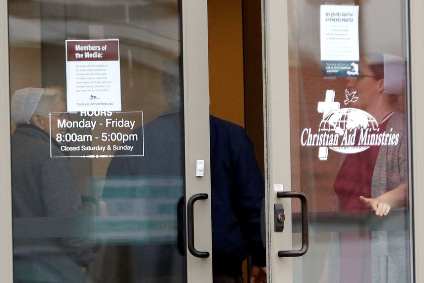 En esta imagen del jueves 16 de diciembre de 2021, se ve la entrada de las oficinas de Ministerios de Ayuda Cristiana en Berlin, Ohio. (AP Foto/Tom E. Puskar, Archivo)
