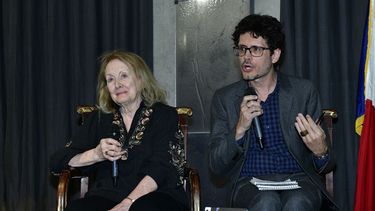 Annie Ernaux y Nicholas Elliott hablan con la autora Kate Zambreno en Albertine Books el 10 de octubre de 2022 en la ciudad de Nueva York.