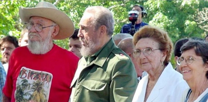 Fidel Castro, su hermano Ramon (I), Angelina (2nd derecha) y Agustina Castro (derecha).