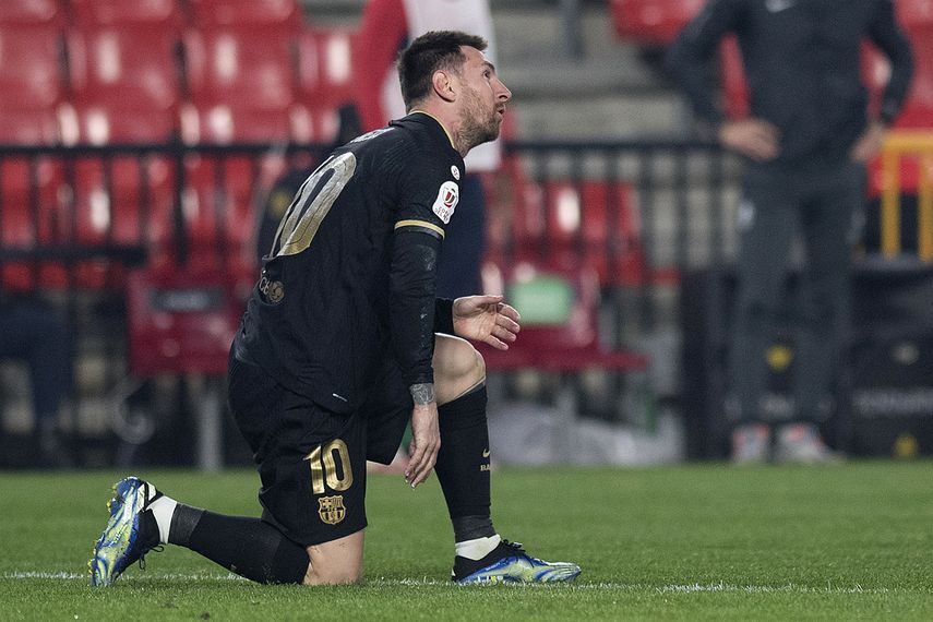 Lionel Messi se hinca ante la derrota del Barcelona 2-0 a manos del Granada, que deja al conjunto catalán fuera de la Copa del Rey