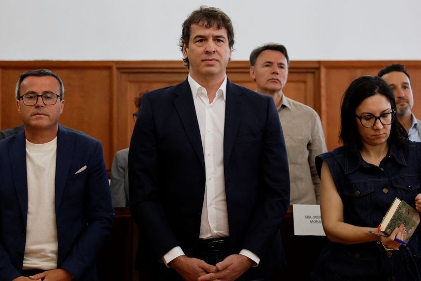 David Sánchez (C), hermano del presidente del Gobierno español Pedro Sánchez, y Miguel Ángel Gallardo, exlíder del PSOE en Extremadura, comparecen ante el Tribunal Provincial de Badajoz el 28 de mayo de 2026 para responder a las acusaciones de tráfico de influencias, irregularidades administrativas y nombramiento ilegal, relacionadas con su contratación como alto cargo en la Diputación Provincial.
