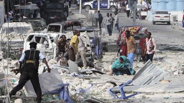 Miembros del grupo terrorista Al Shabab asaltan el hotel Dayah de Mogadiscio, la capital de Somalia. 