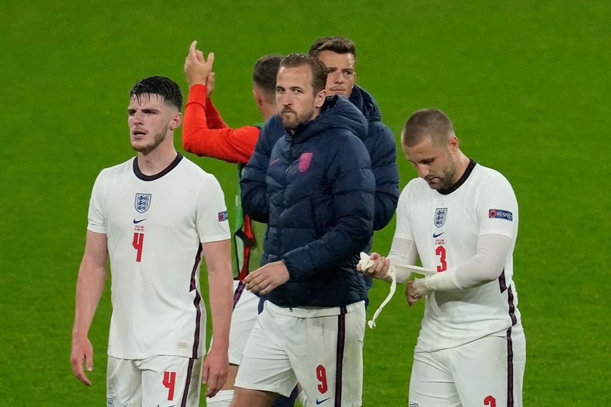 De izquierda a derecha: el mediocampista de Inglaterra Declan Rice, el delantero de Inglaterra Harry Kane y el defensa de Inglaterra Luke Shaw reaccionan después del partido de fútbol del Grupo D de la UEFA EURO 2020 entre Inglaterra y Escocia&nbsp;