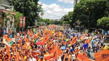 Simpatizantes de Voluntad Popular (VP) llevan la bandera de la tolda política en una manifestación de calle en Caracas, Venezuela.