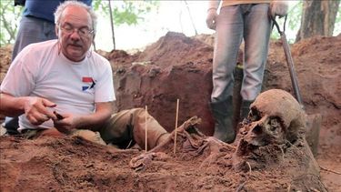 En la imagen, el director de la Dirección de Reparación y Memoria Histórica de Paraguay, Rogelio Goiburú, durante una excavación en un cuartel de La Asunción.  (Foto: EFE)  