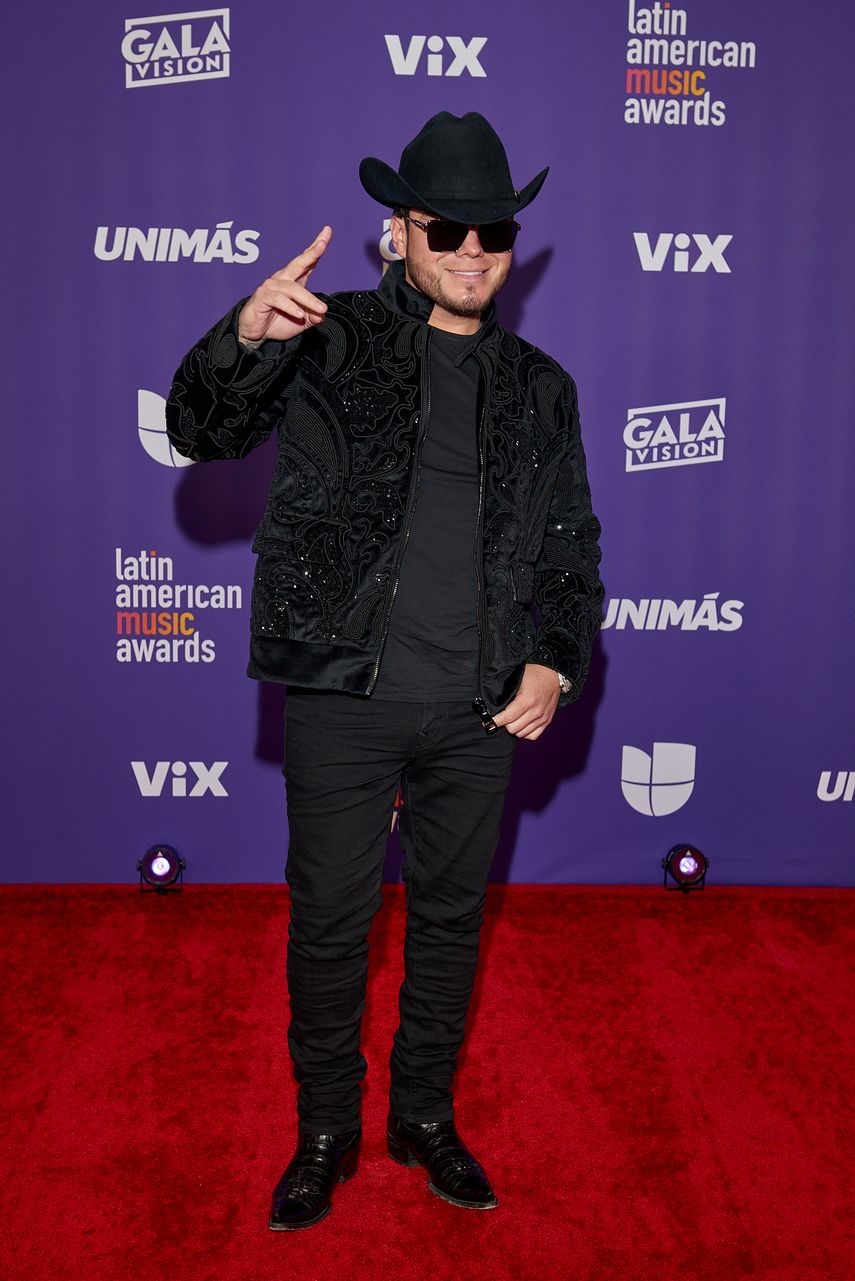 Lenin Ramírez posa en la alfombra roja de la novena edición de los Latin AMAs el 25 de abril de 2024 en el MGM Grand Garden Arena de Las Vegas.