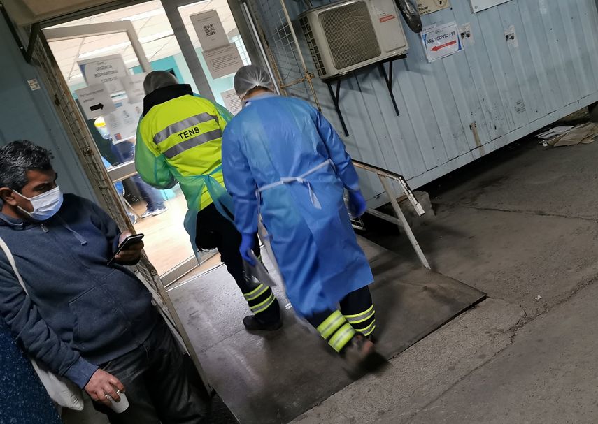 &nbsp;Trabajadores sanitarios en un hospital de Santiago de Chile atienden casos de COVID-19.