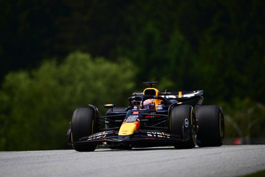 El piloto de Red Bull, Max Verstappen, maniobra su vehículo durante la sesión de práctica en el Gran Premio de Austria, el viernes 28 de junio del 2024.&nbsp;