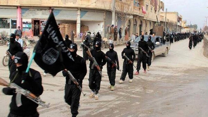 Imagen sin fecha publicada por un sitio web extremista el 14 de enero de 2014 que supuestamente muestra combatientes del grupo Estado Islámico mientras marchan por las calles de Raqa, Siria.&nbsp;