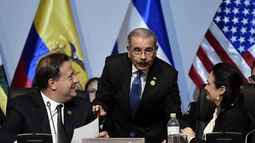 Presidente dominicano Danilo Medina (al centro) conversa con su colega panameño Juan Carlos Varela y la canciller Isabel de Saint Malo el 14ABR18 en Lima.&nbsp;