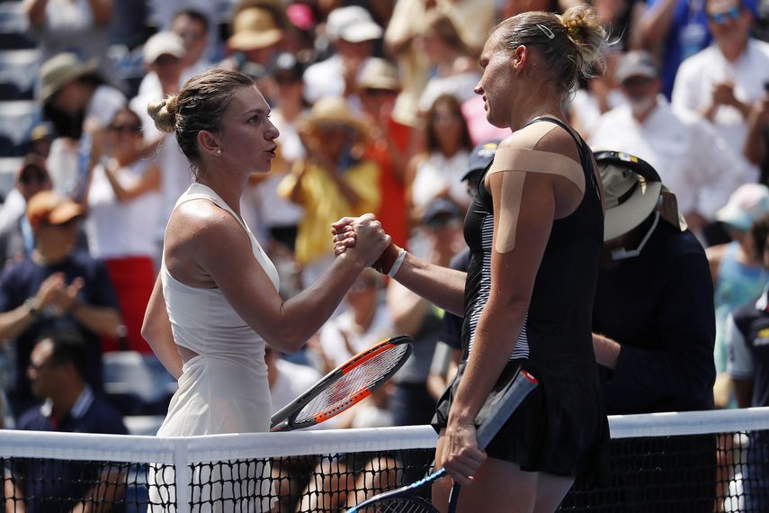 La consolación para Halep, ganadora de Roland Garros, su primer título de Grand Slam, es que a pesar de quedar eliminada seguirá como la número uno del mundo cuando concluya el torneo.