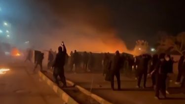Este video, tomado el 13 de enero de 2026 a partir de imágenes UGC publicadas en redes sociales el 10 de enero de 2026, muestra enfrentamientos en Mashhad, en el noreste de Irán. &nbsp;