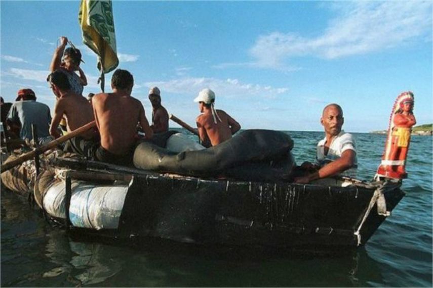 Todos los inmigrantes fueron trasladados a un hospital para su reconocimiento médico y quedaron bajo custodia de las autoridades federales (ARCHIVO)