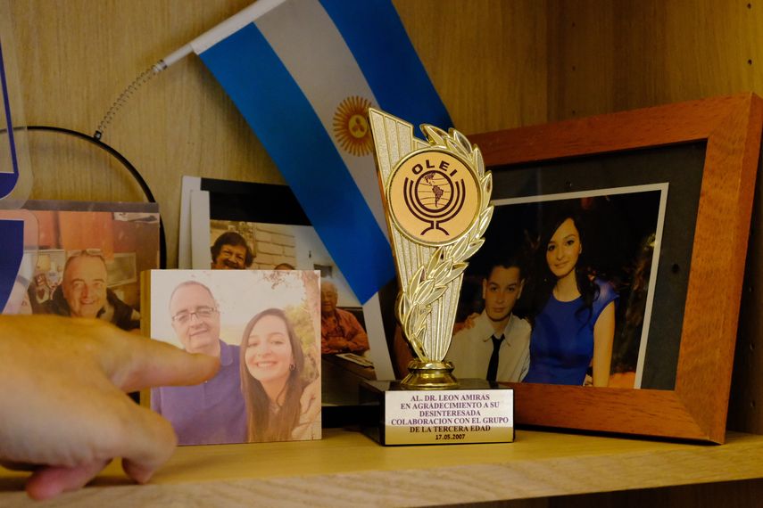 León Amiras muestra objetos familiares.&nbsp;
