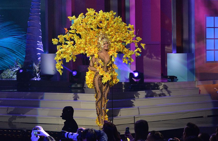 Migbelis Castellanos, Miss Universe Venezuela 2014, viste su traje típico. (ÁLVARO MATA) 